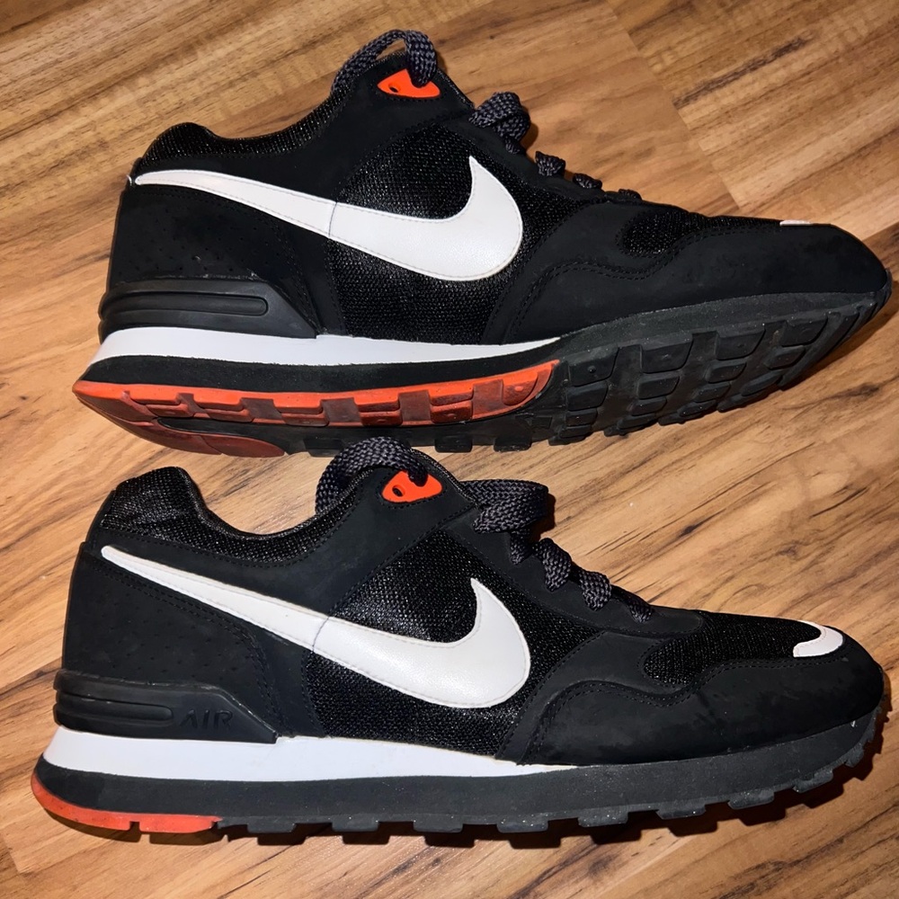 EUC Nike Air Black and Red Size 11